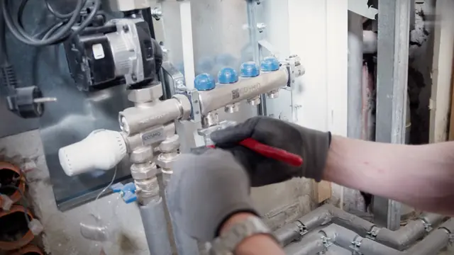 Prüfung der Heizkreise am Verteiler, bevor die Kanäle verschlossen werden.